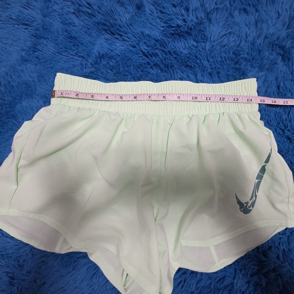 Nike One Swoosh HBR Mid-Rise Brief-Lined Shorts - Women's Size Medium - Picture 9 of 9